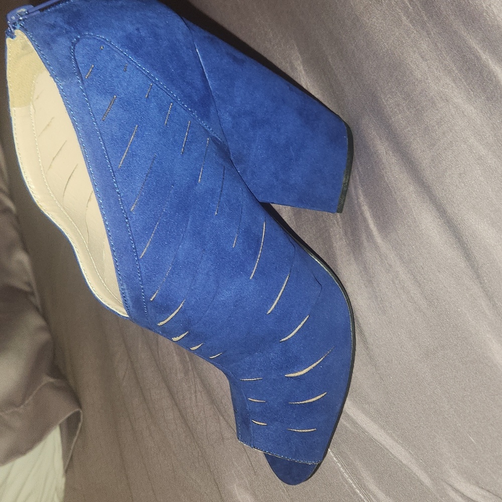 Shoes - Picture 2 of 4